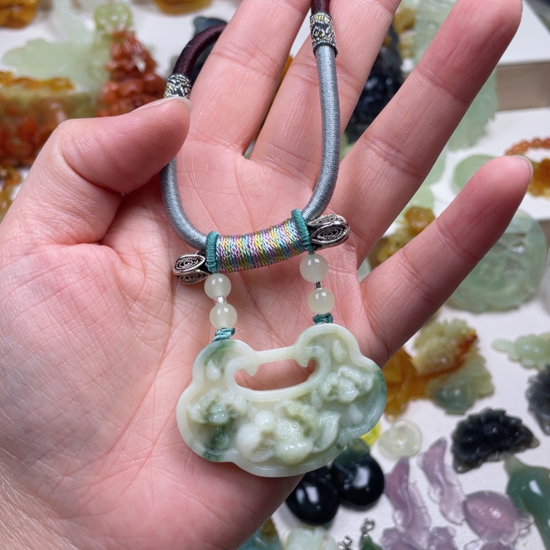 蛇纹石玉未镶嵌颈饰