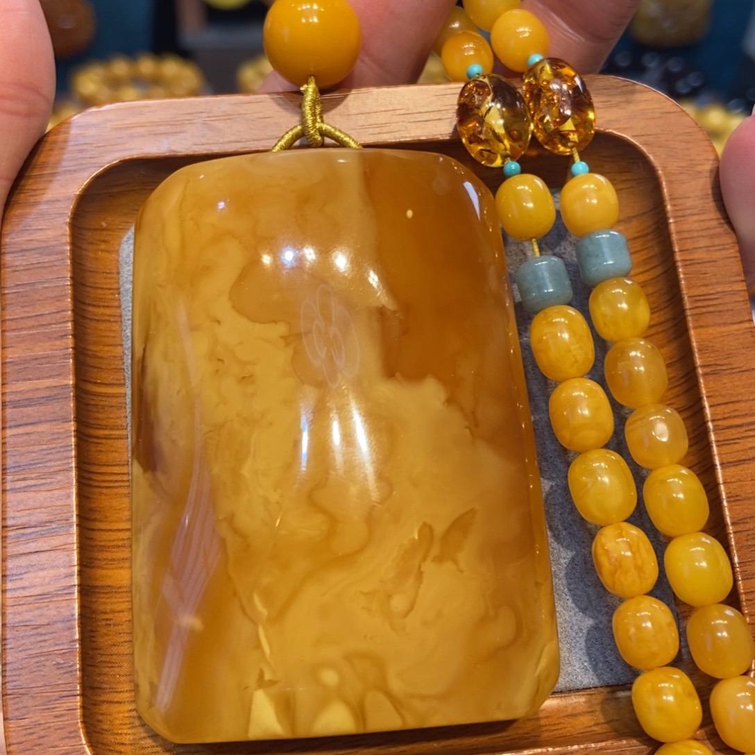 琥珀未镶嵌颈饰蜜蜡