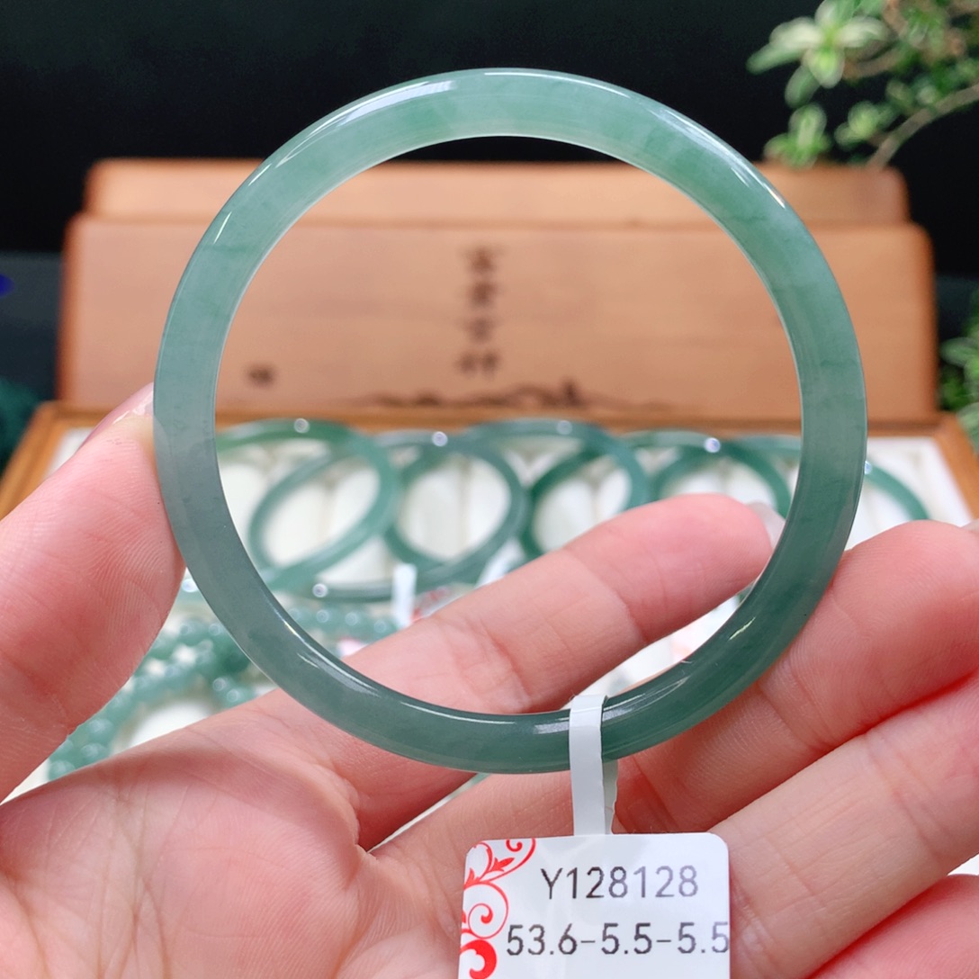 翡翠手镯未镶嵌天然