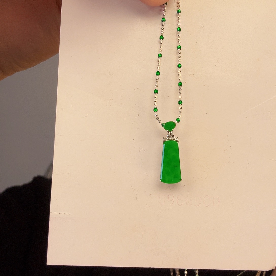 杨***翡翠18K金镶嵌颈饰一件