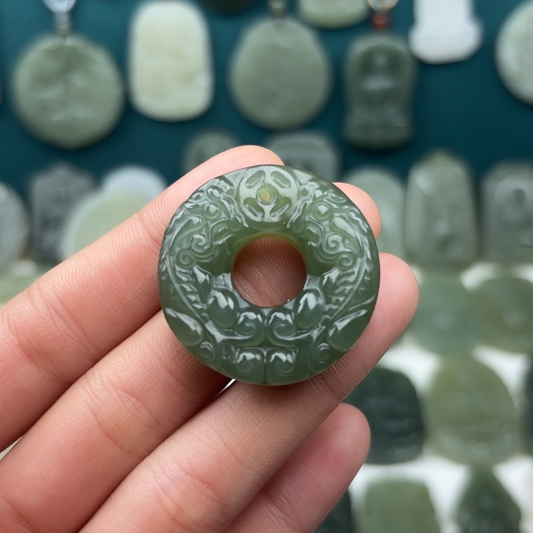 三***风和田玉未镶嵌颈饰