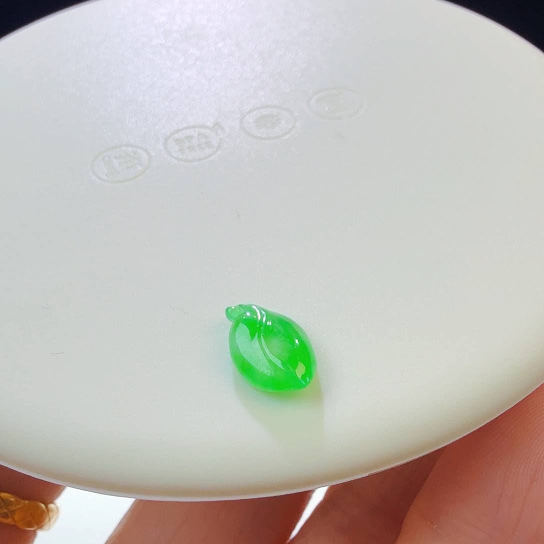 庆***子翡翠裸石阳绿叶子随行