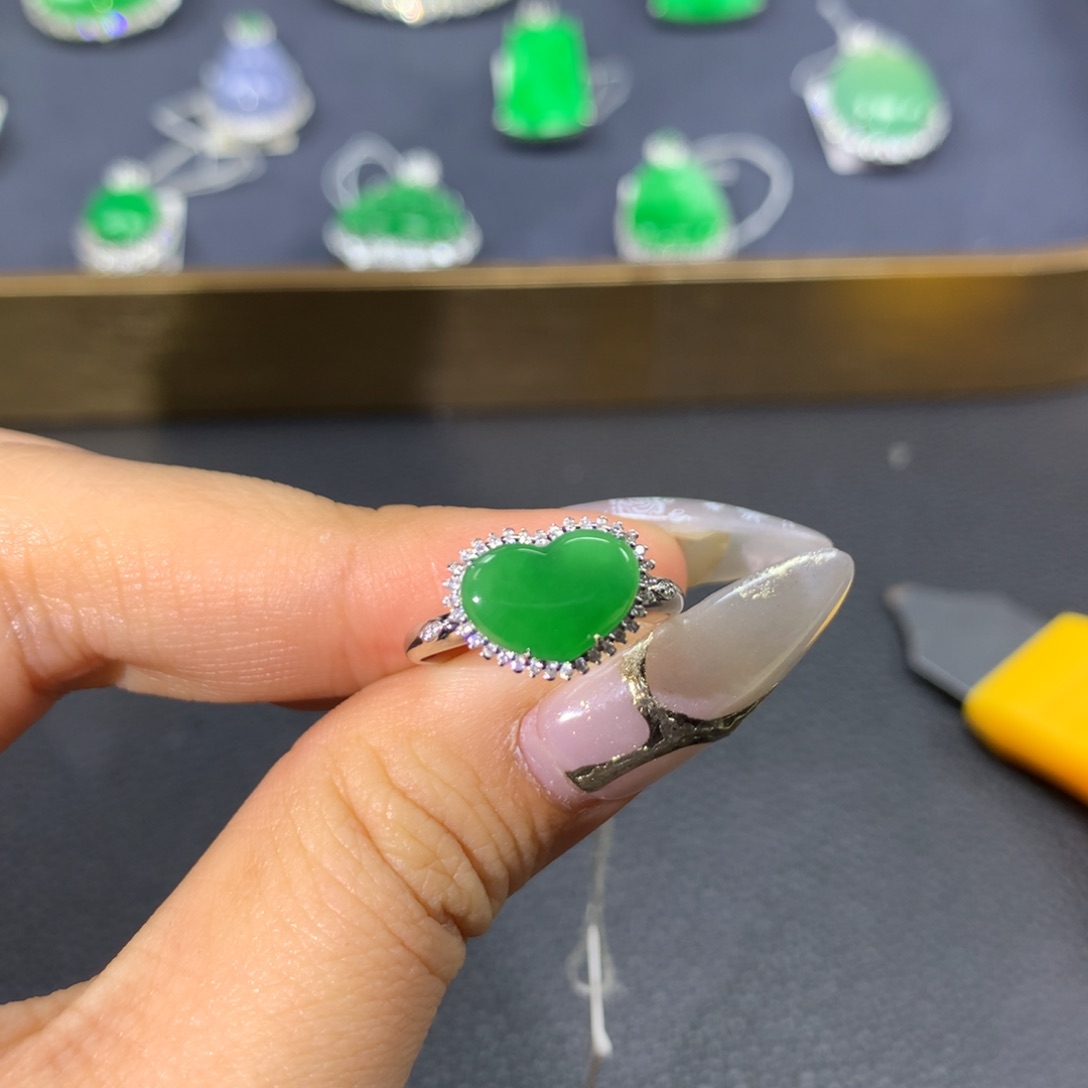 翡翠戒指18K金镶嵌翡翠