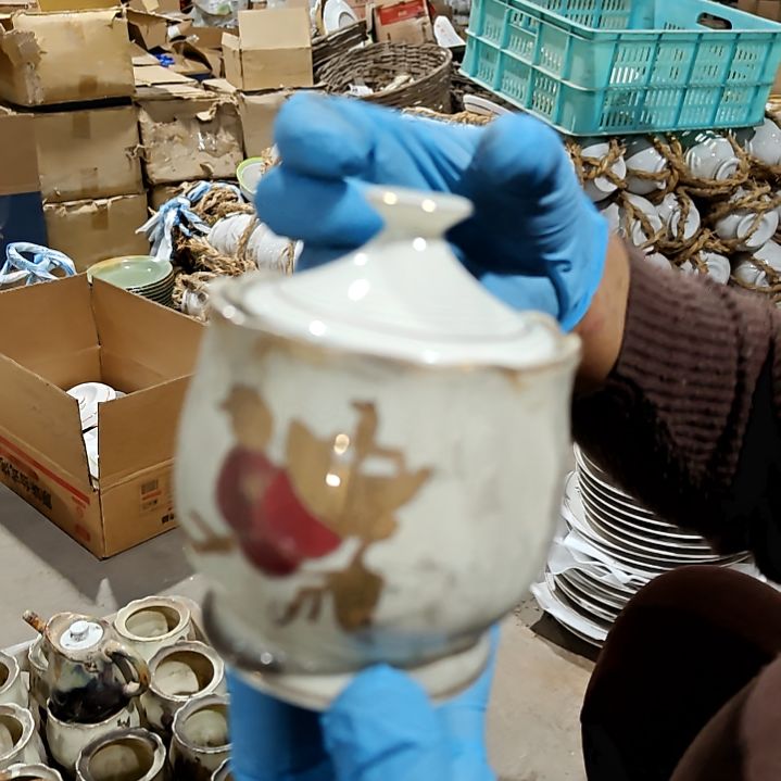 摆件盘子碗茶壶啥都有