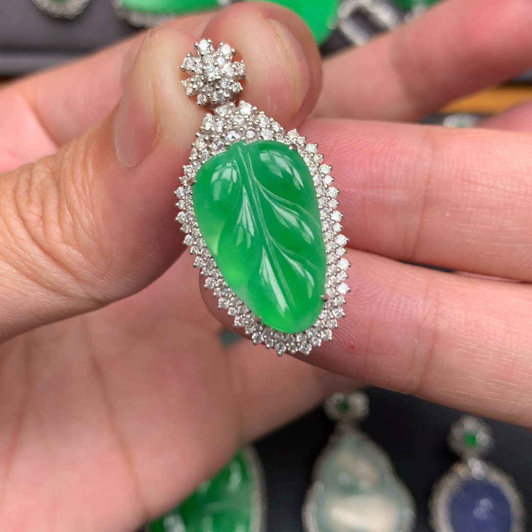 翡翠18K金镶嵌颈饰