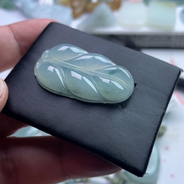 .***是翡翠未镶嵌颈饰挂件