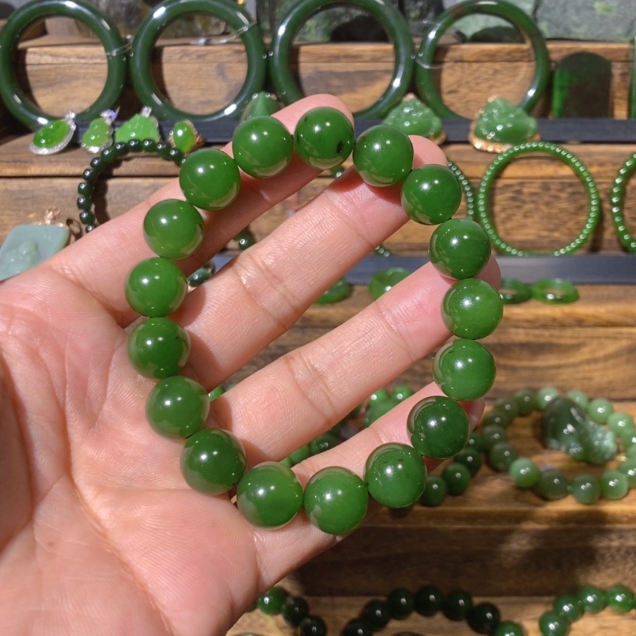 【闪购商品】吊坠(不含链)未镶嵌和田玉r****.俄料辣绿手串 12