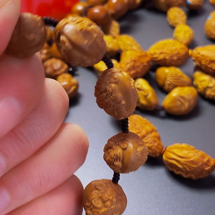 5浮雕九龙财神，橄榄核雕