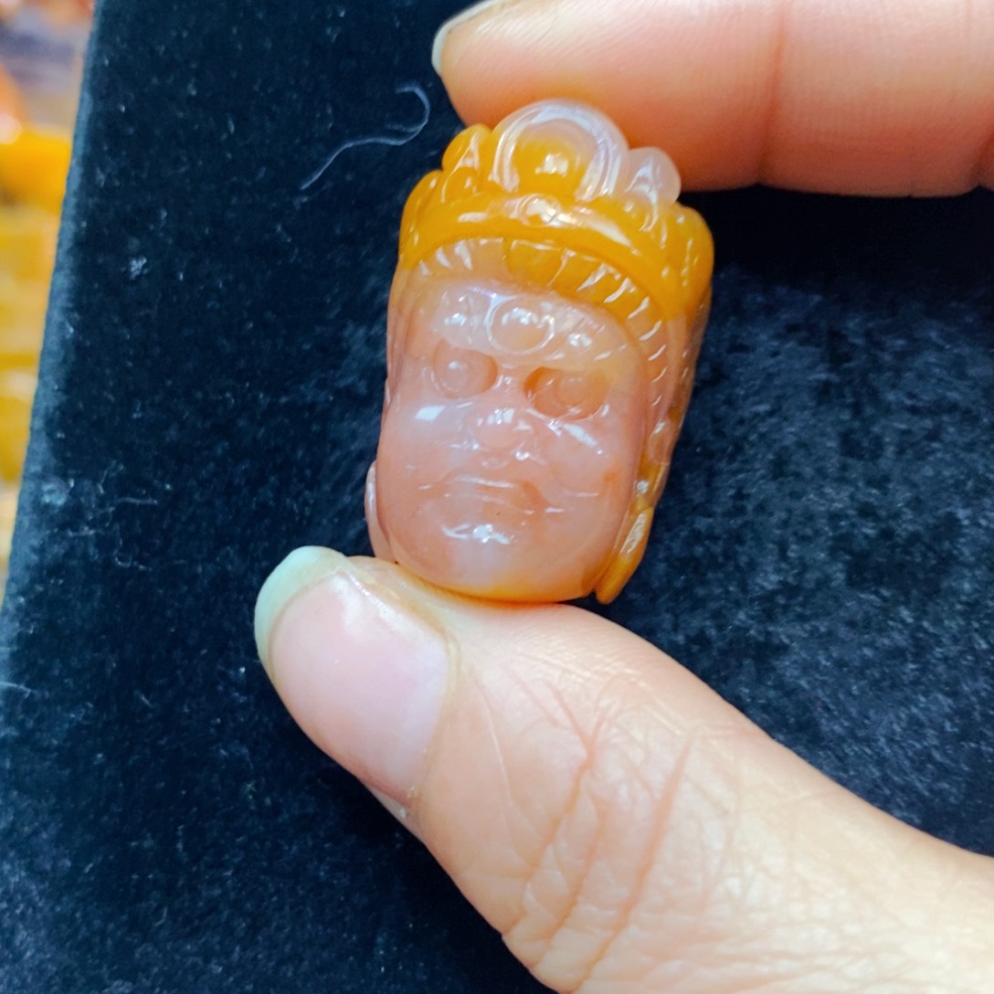 未镶嵌石英质玉（黄龙玉）颈饰