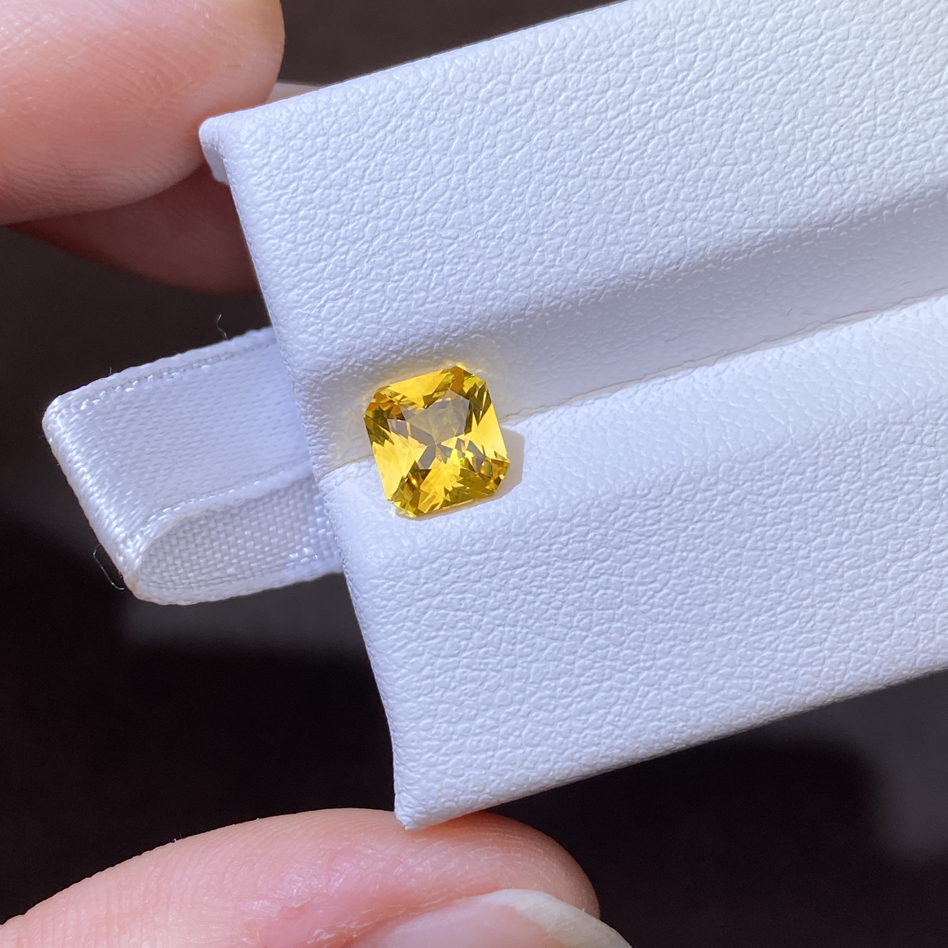  25A047 有烧黄色Canary蓝宝石 1.14克拉