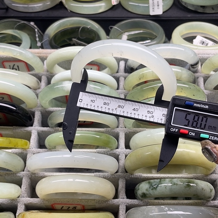 蛇纹石玉未镶嵌手镯193