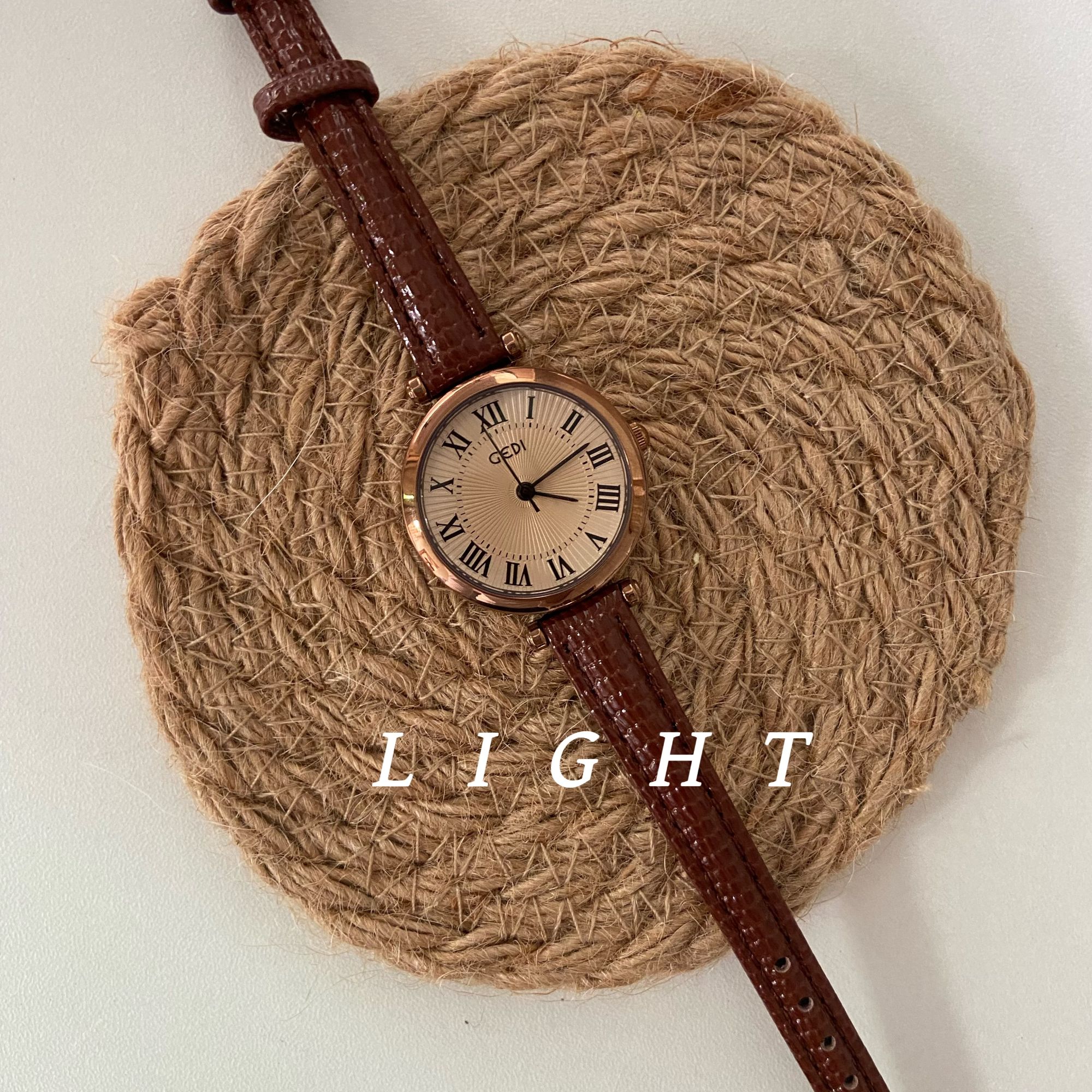 LIGHT 美拉德学生百搭ins时尚感复古女表