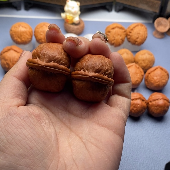 文玩核桃吊坠小**师龙胆石