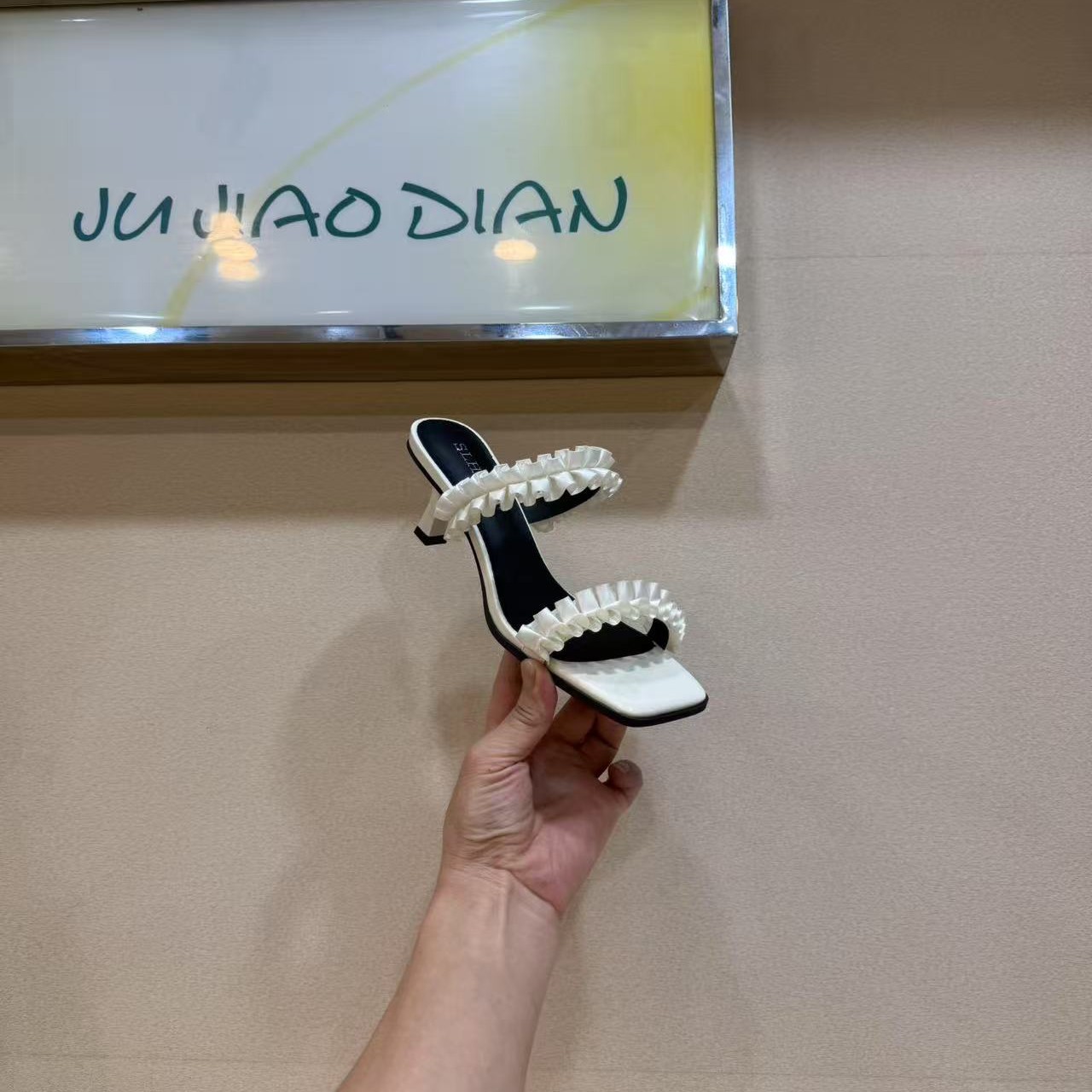 欧洲站一字带细跟时装外穿拖鞋女2025夏季新款仙女风显腿长高跟鞋