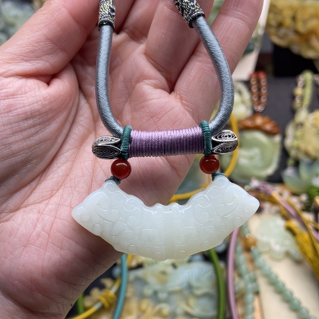 蛇纹石玉颈饰未镶嵌