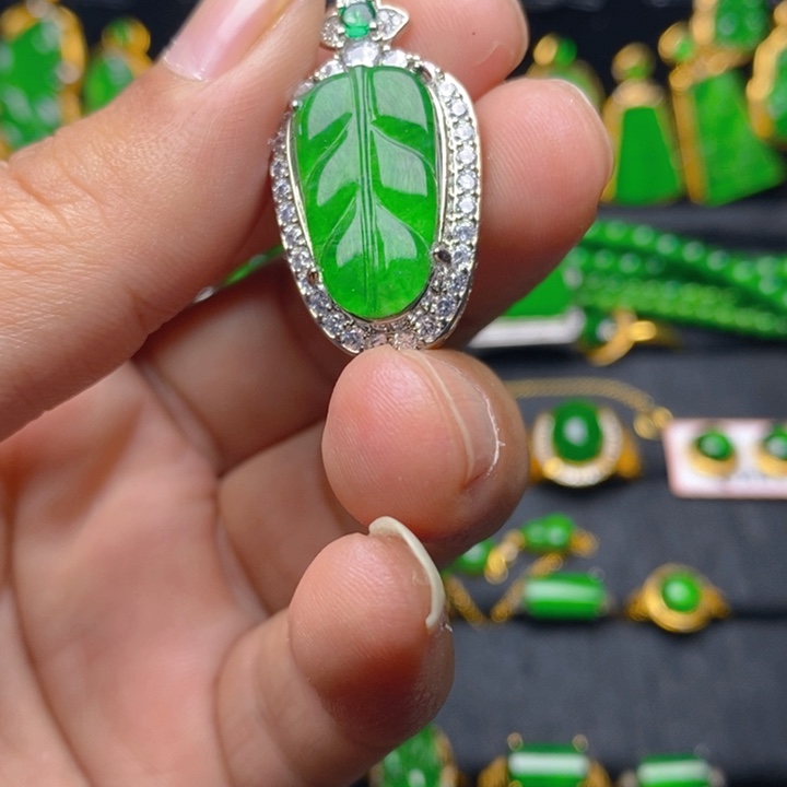 翡翠颈饰未镶嵌回**.