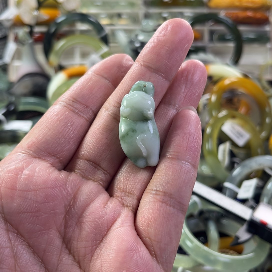 蛇纹石玉颈饰未镶嵌
