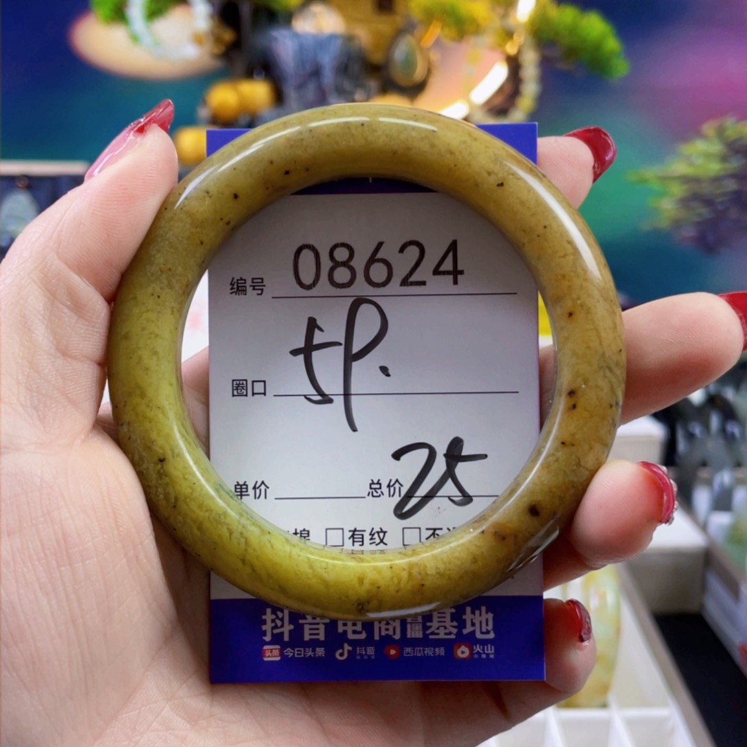 蛇纹石玉手镯未镶嵌?*憨