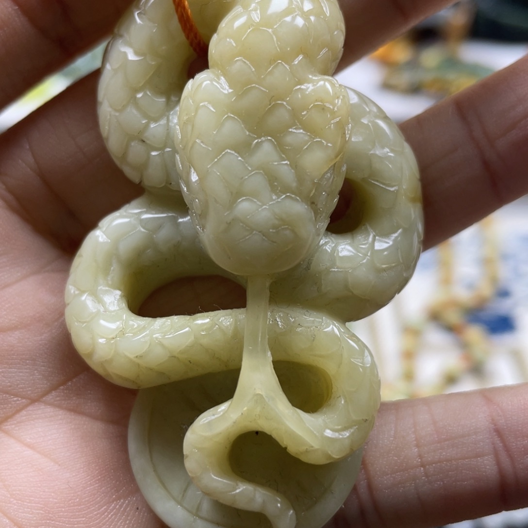 蛇纹石玉颈饰未镶嵌
