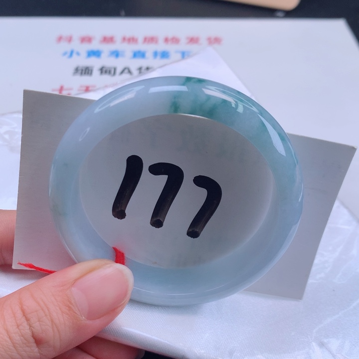 翡翠手镯未镶嵌翡翠