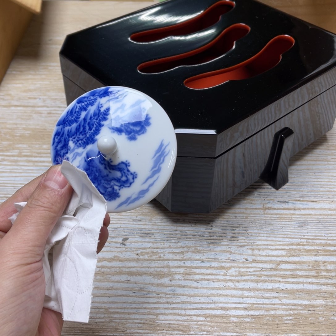 瓷片太**远密密麻麻地排列着一个