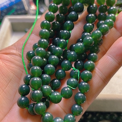 蛇纹石玉颈饰未镶嵌彭****?