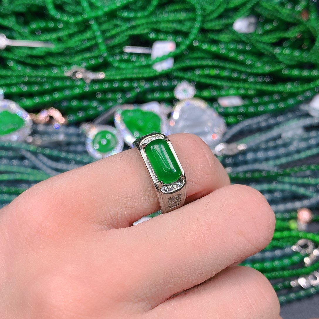 翡翠吊坠(赠链)未镶嵌天然