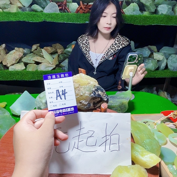 人***戏未镶嵌蛇纹石玉纯天然岫玉摆石摆件