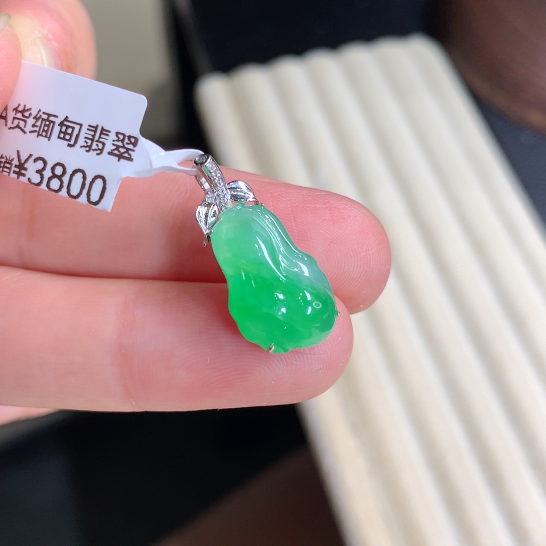 颈饰未镶嵌翡翠白菜