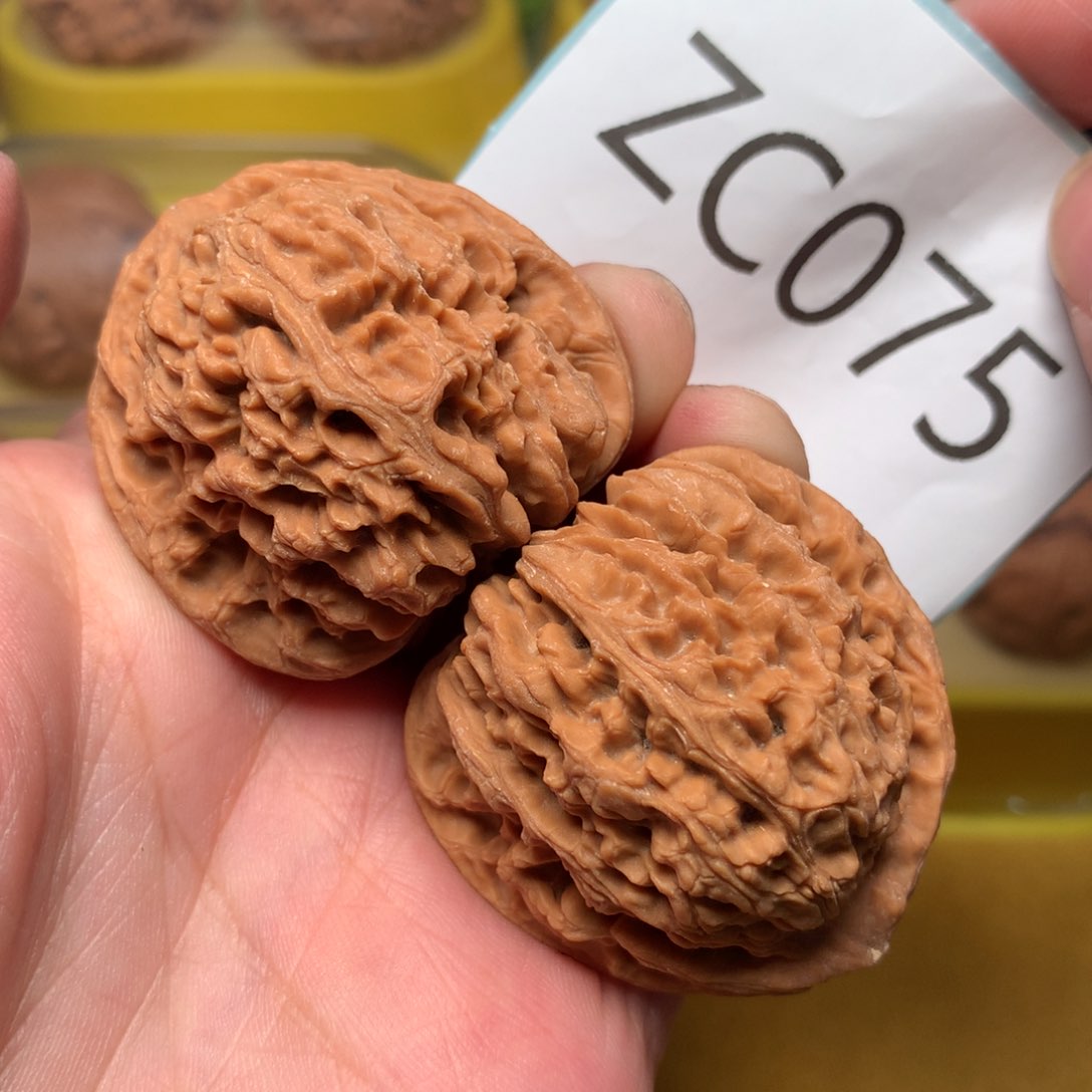 文玩核桃把件红皮三角疆40