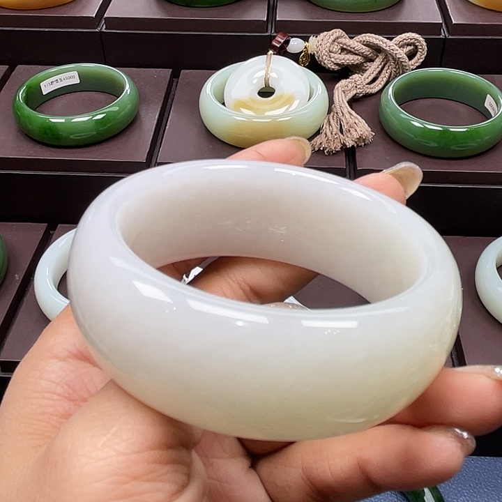 和田玉未镶嵌手镯