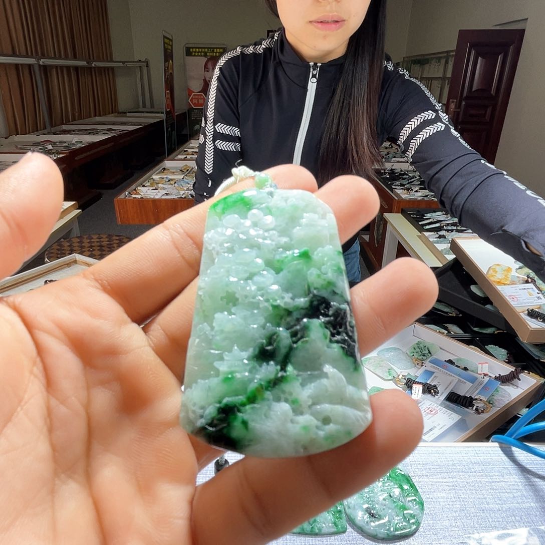 翡翠未镶嵌颈饰一