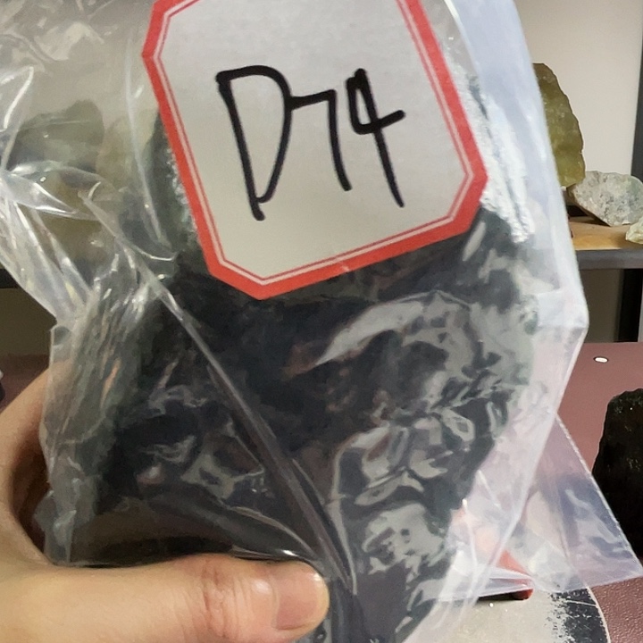 先***甜蛇纹石玉未镶嵌珠宝奇石