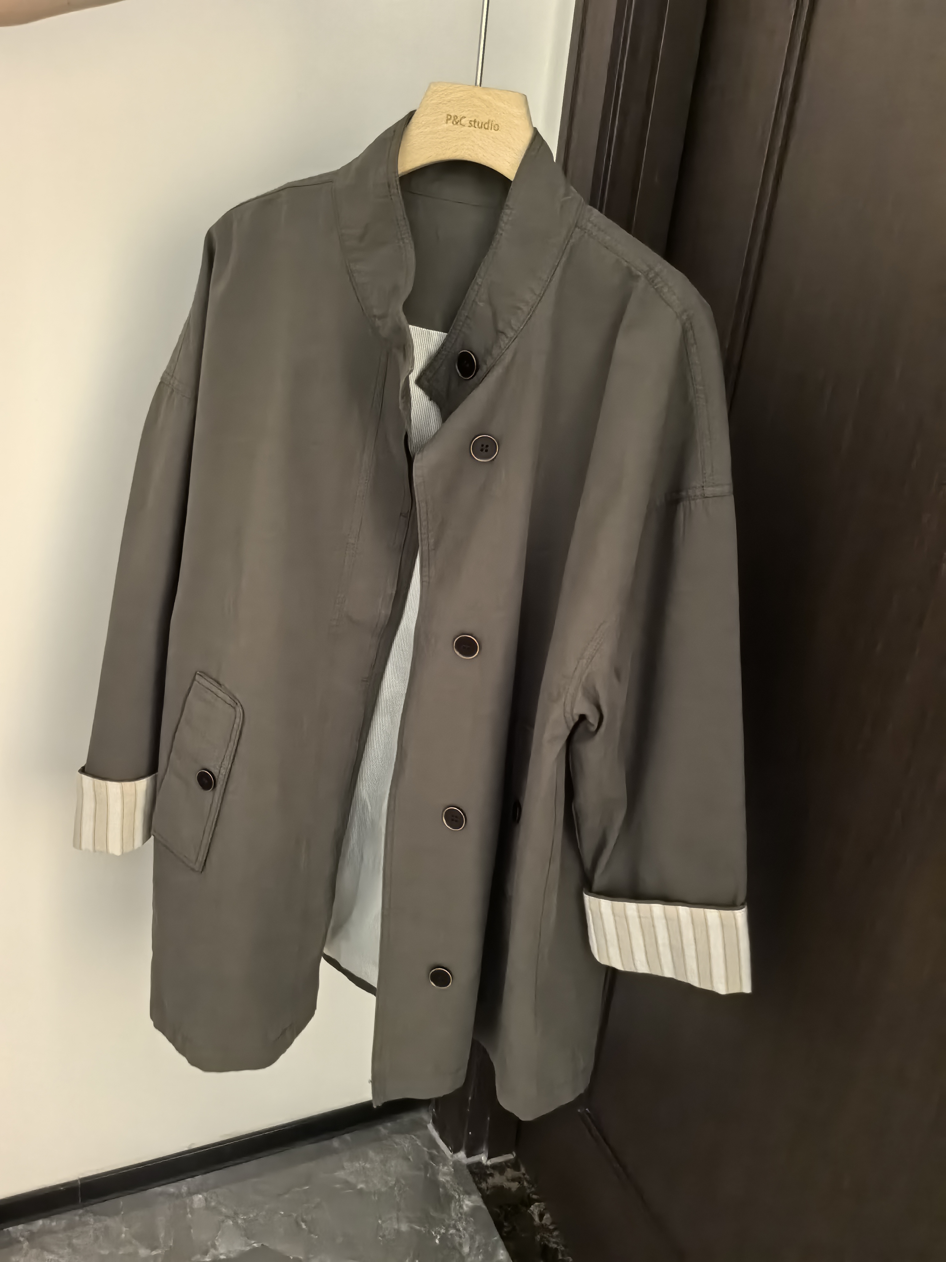 P&C studio 乌木色撞色条纹袖口风衣