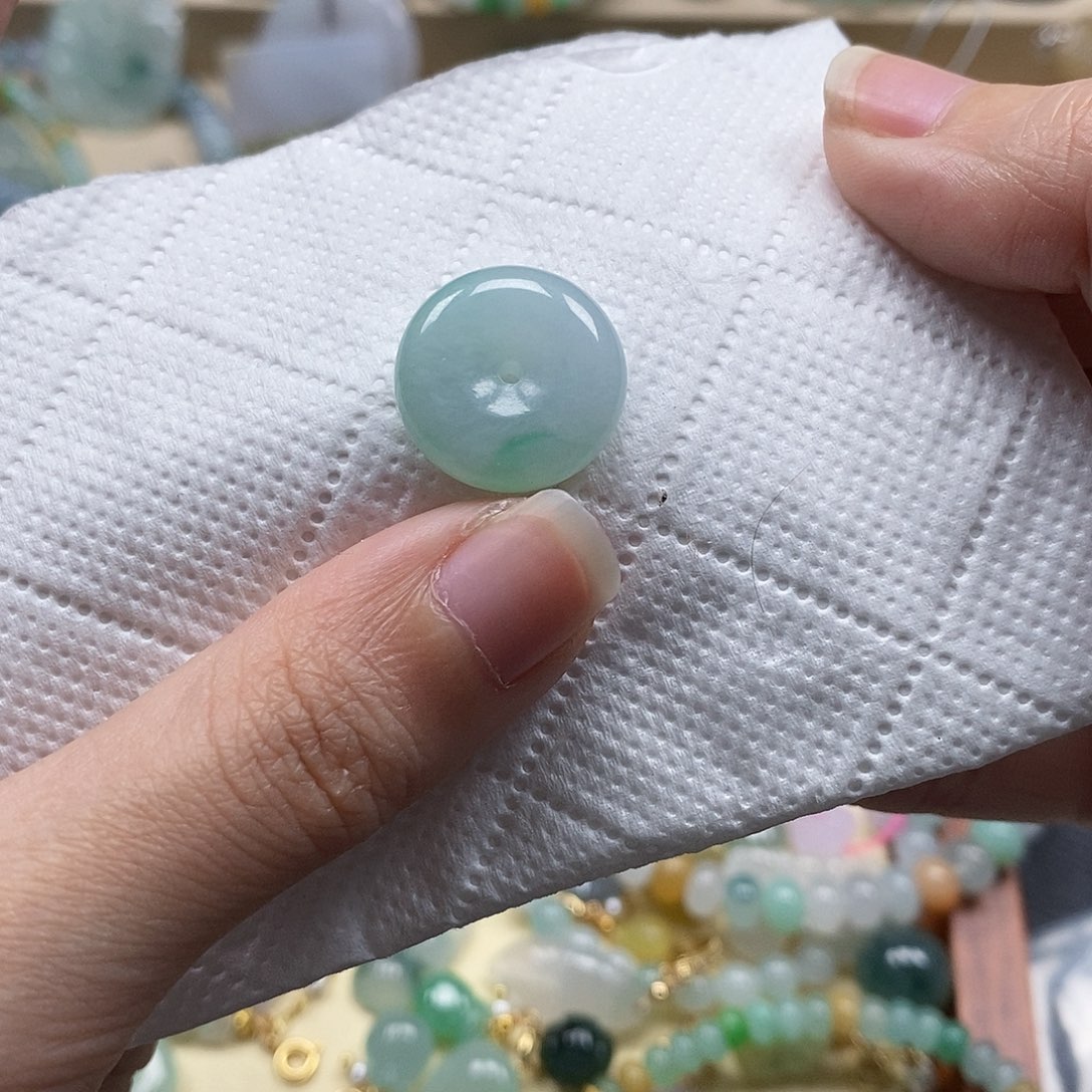 翡翠颈饰未镶嵌闪