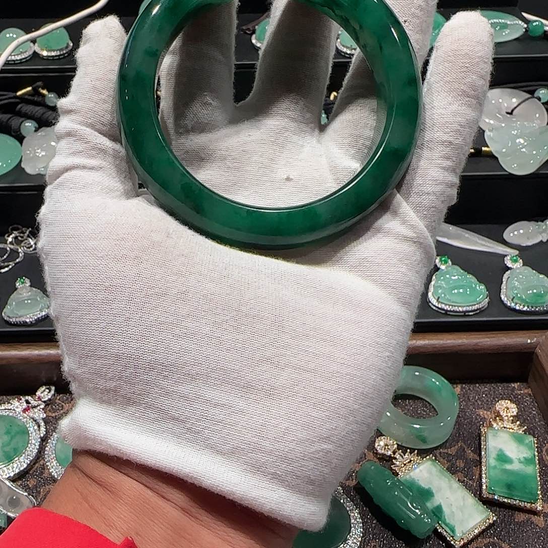 石英质玉（非洲翠）未镶嵌颈饰非洲翠手镯，圈口60.5