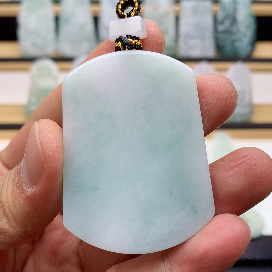 翡翠颈饰未镶嵌无事牌