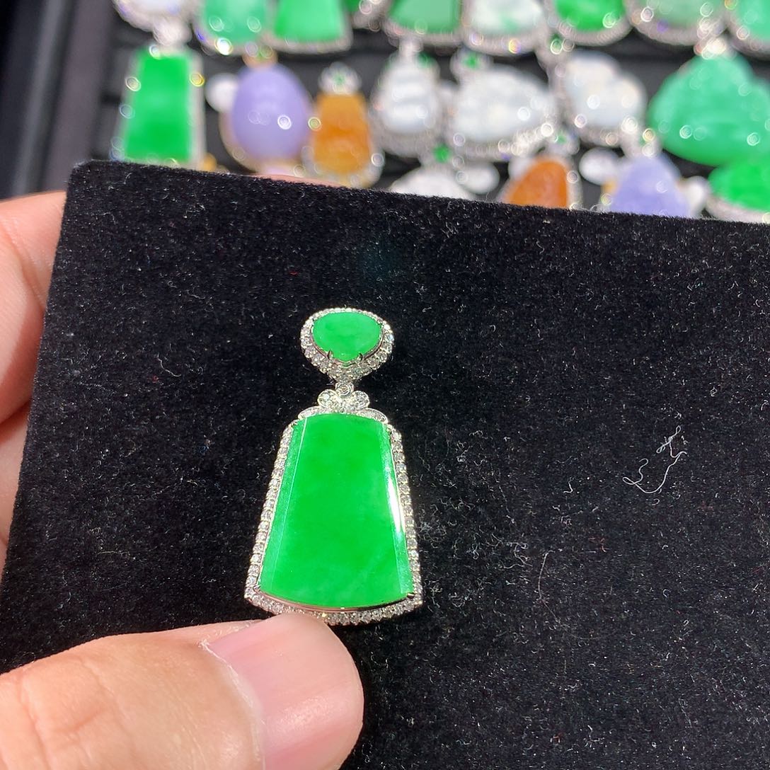 翡翠18K金镶嵌颈饰