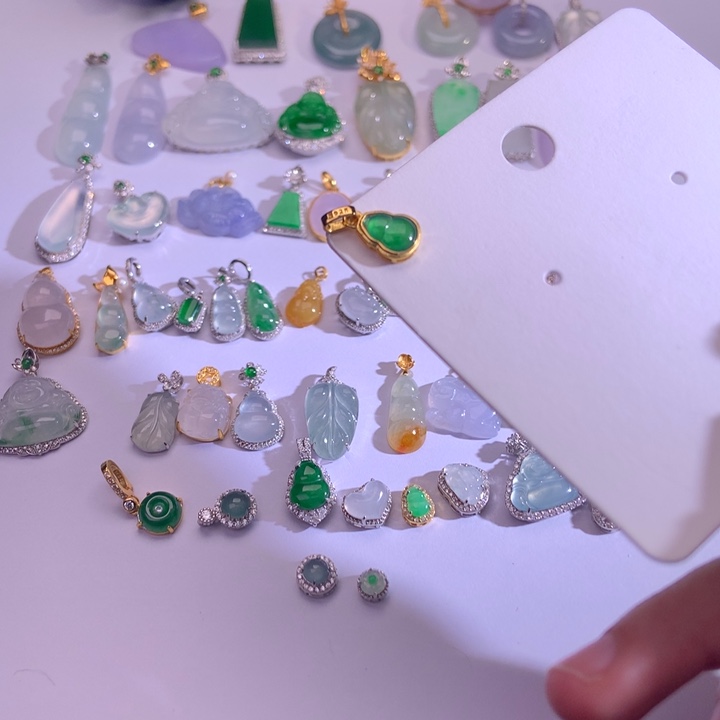 翡翠未镶嵌颈饰21121222