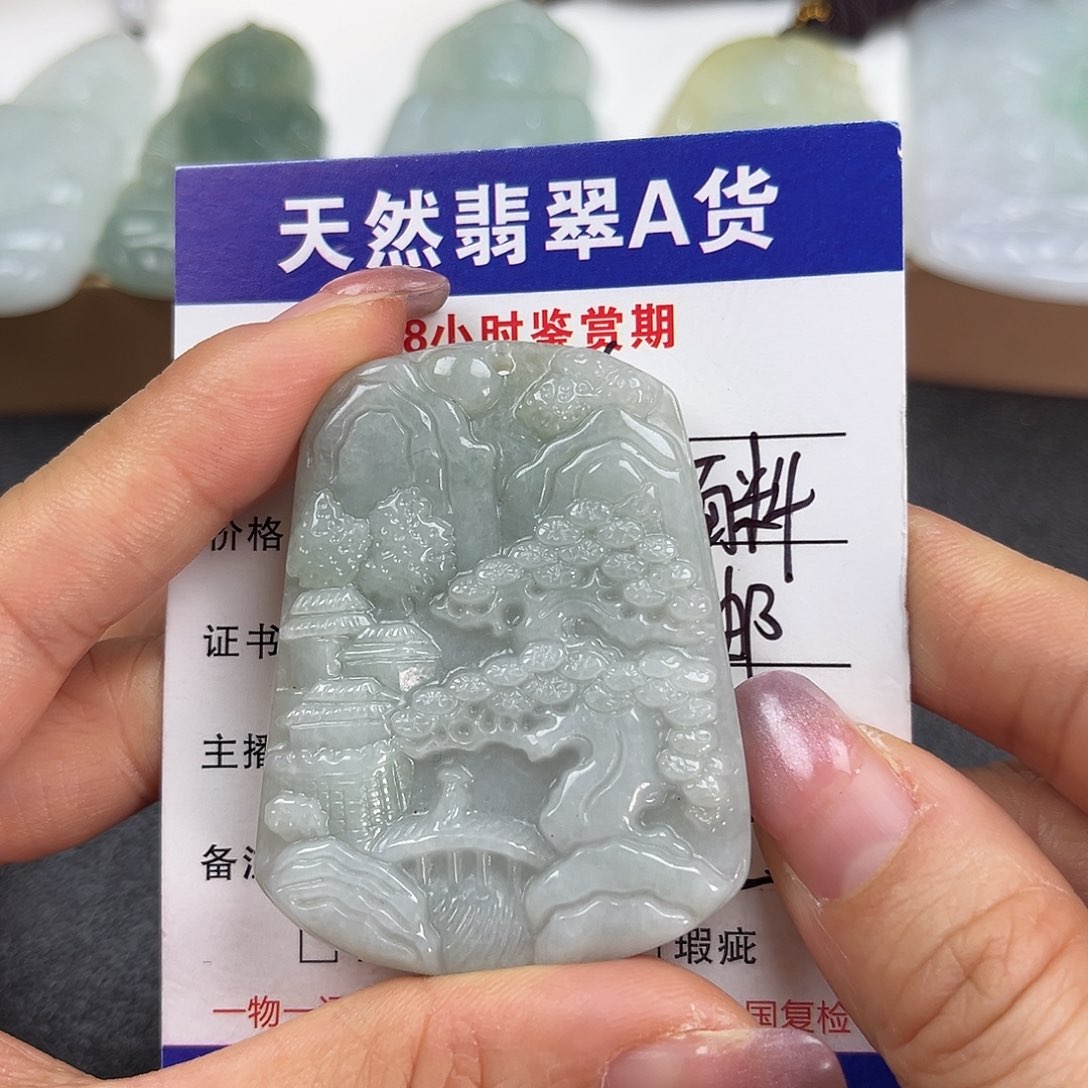 翡翠未镶嵌颈饰      