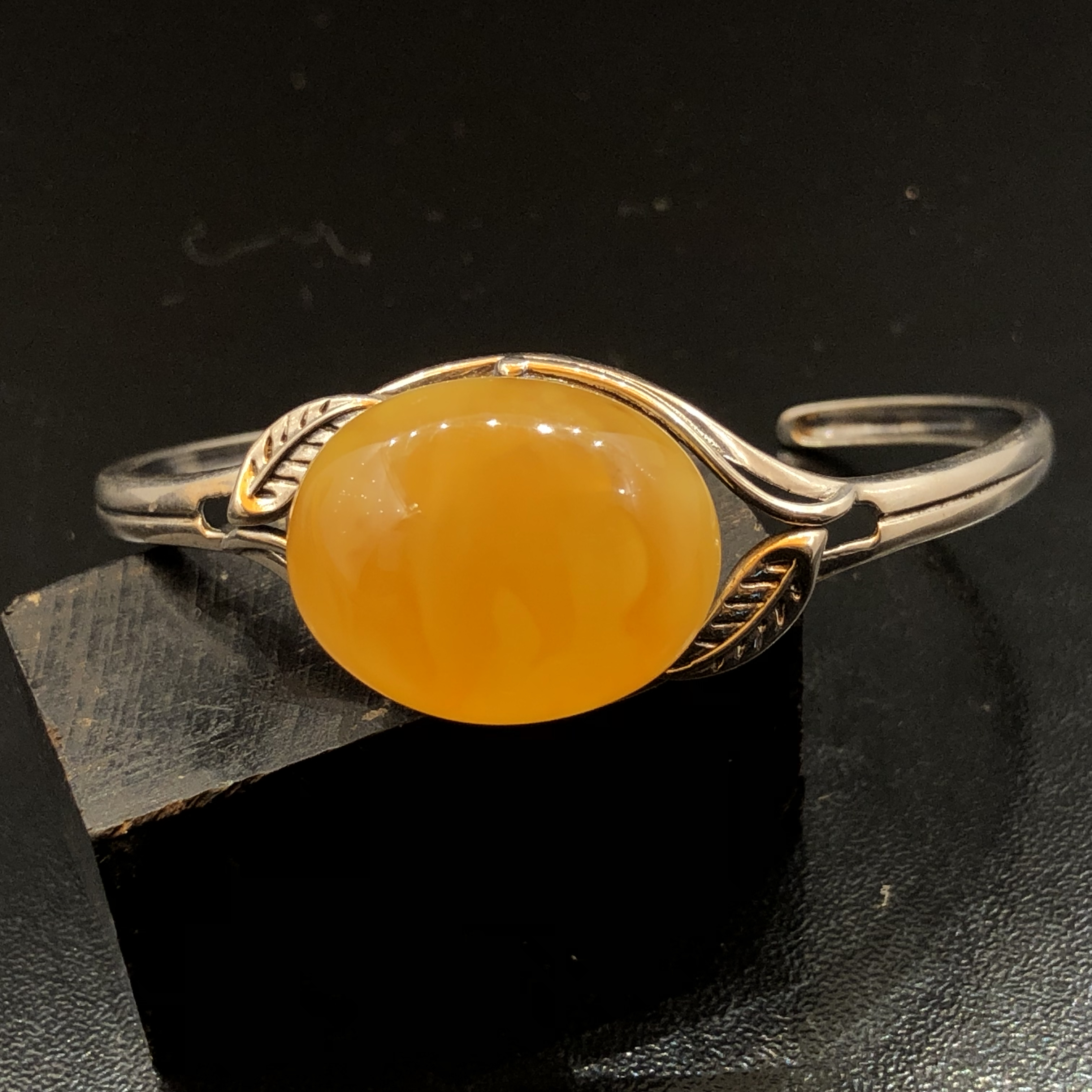 原生态琥珀手环。