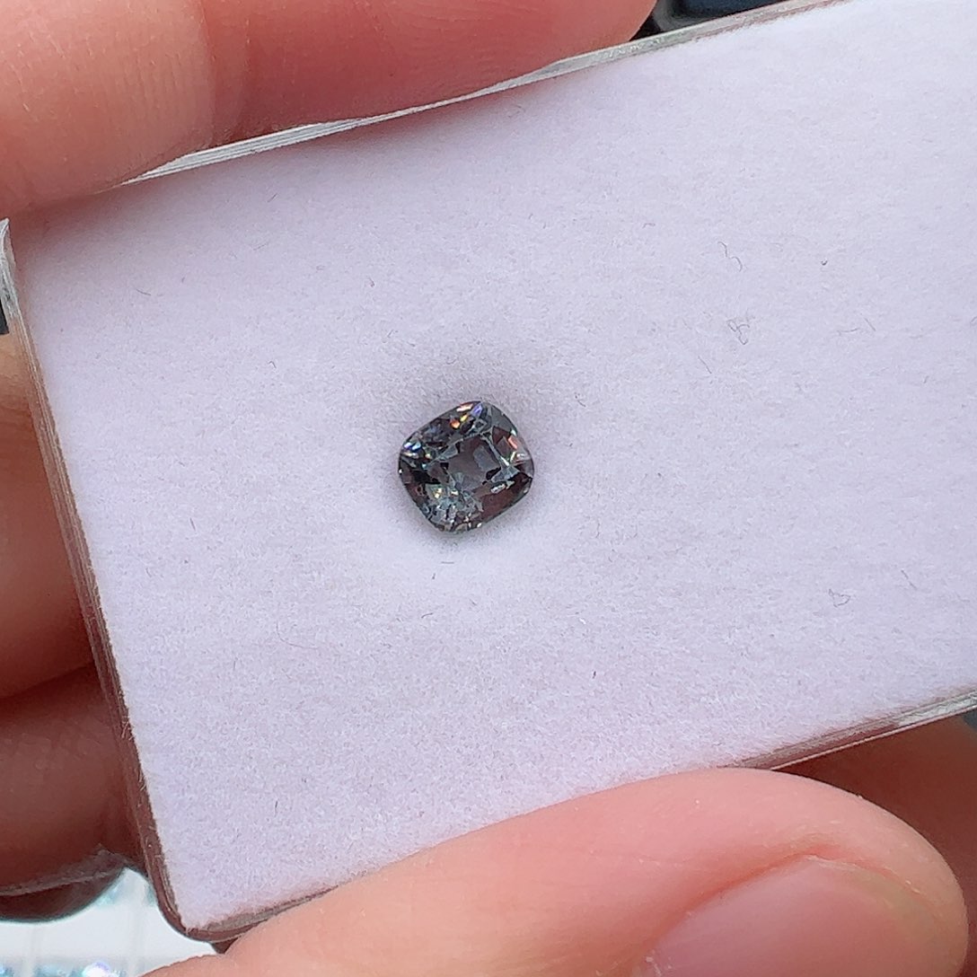 尖晶石裸石未镶嵌1.26克拉金属灰