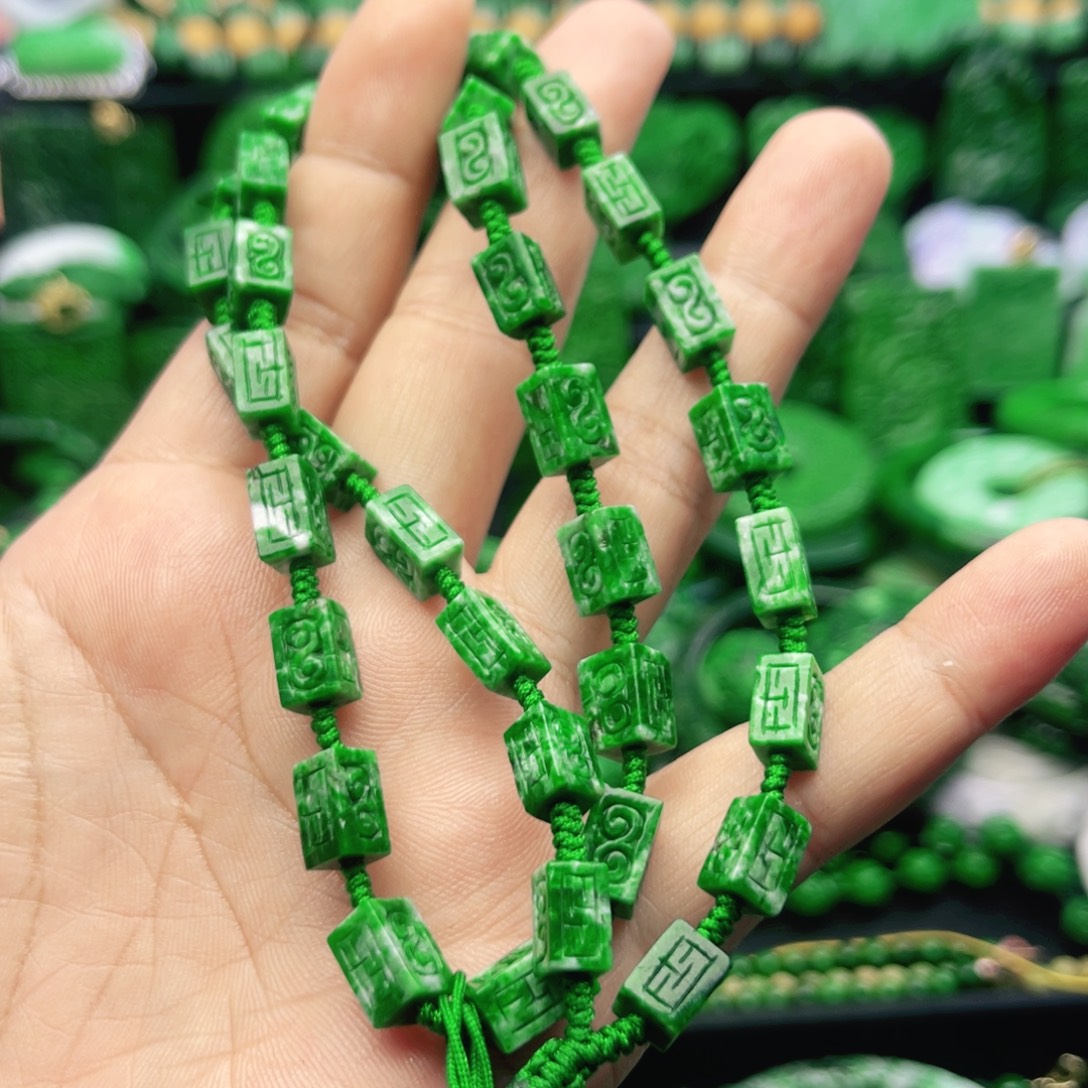 晶***晶只买单纯的吊坠，没带链子，属的性质。项链