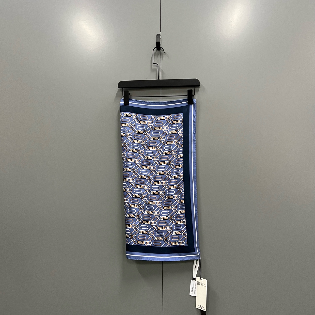 99新 FENDI/芬迪 tt2 满印锁扣FF丝巾 均码 012351