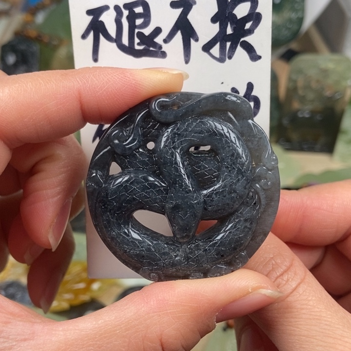 蛇纹石玉颈饰未镶嵌