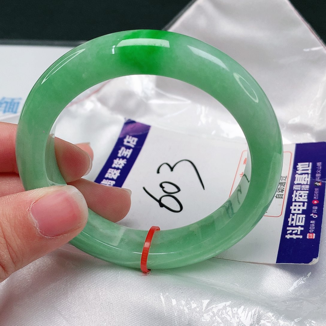 翡翠手镯未镶嵌翡翠