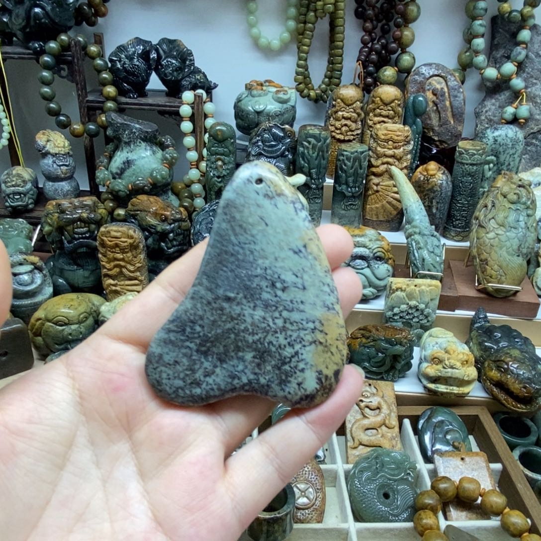 未镶嵌岫岩河磨玉（透闪石质玉）把件