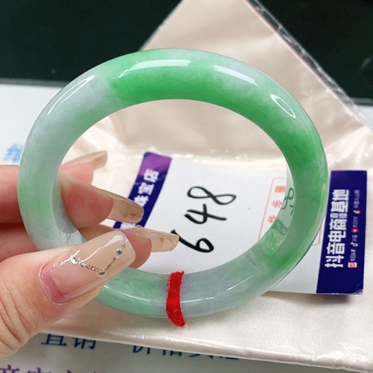 翡翠手镯未镶嵌翡翠