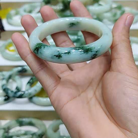 半***酒透闪石-蛇纹石玉未镶嵌手镯