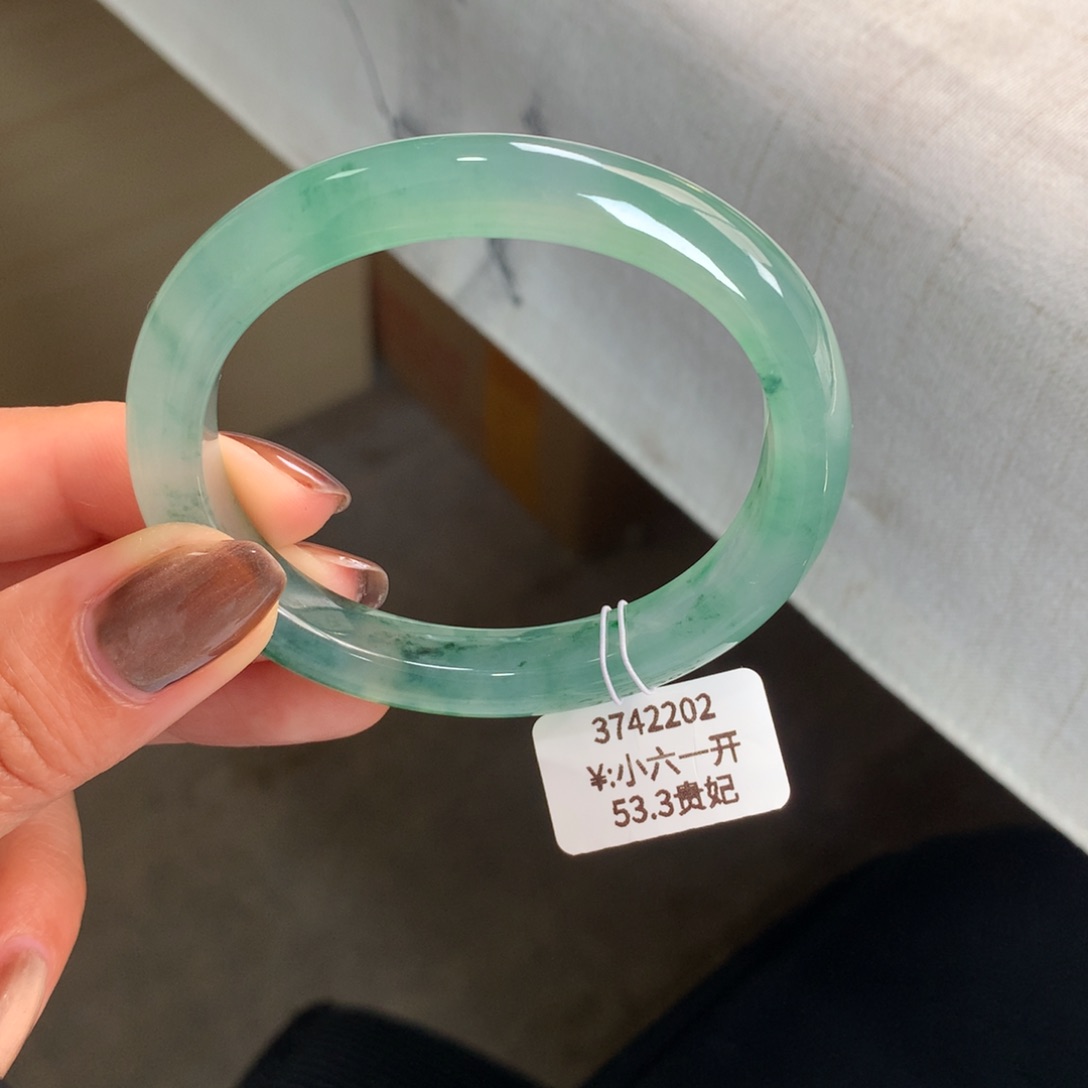 翡翠手镯未镶嵌冰胶莹光晴绿飘花贵妃手镯